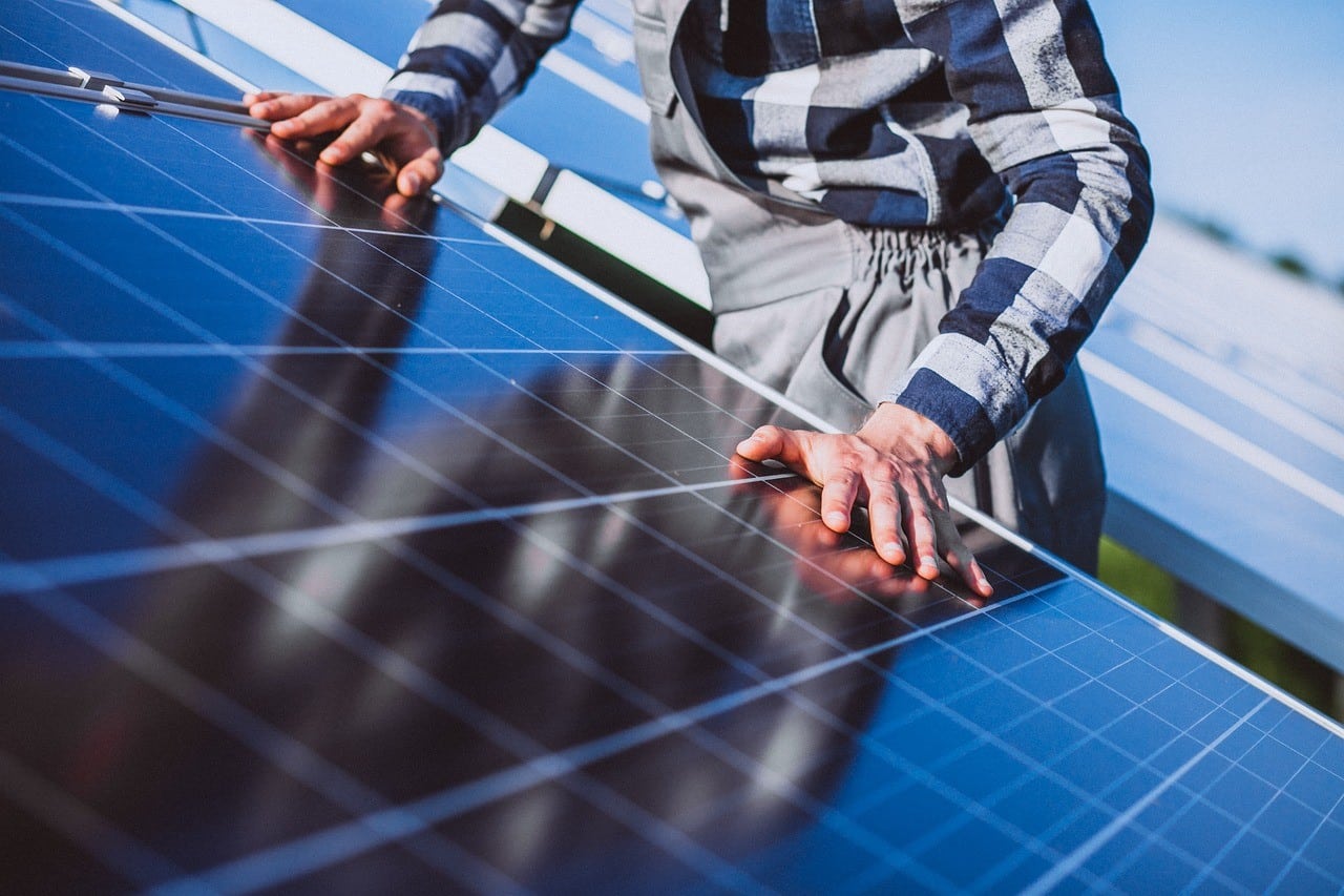 Cum să maximizezi eficiența panourilor tale fotovoltaice pe parcursul anului